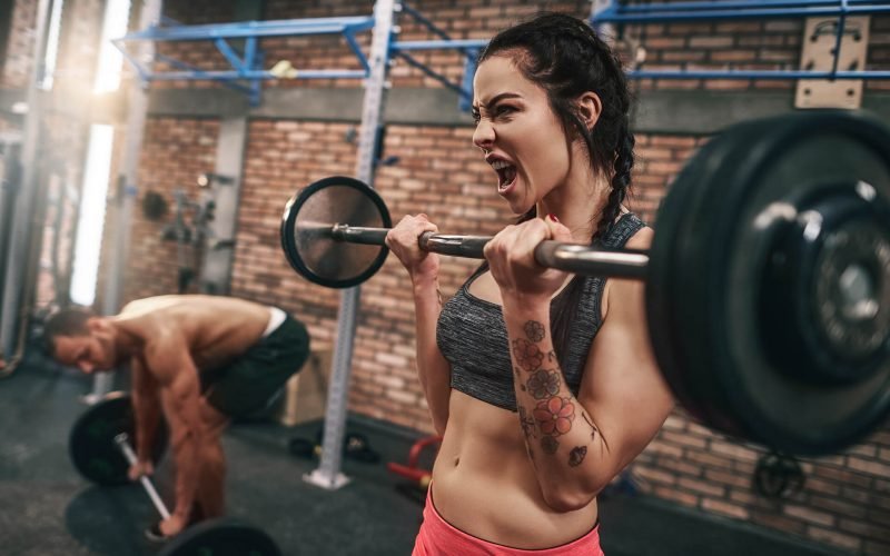 Дівчина з штангою