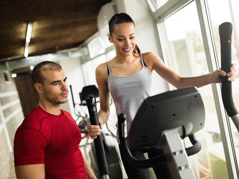 тренер і студент на велотренажері